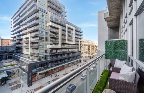 King West Village Condo | Cozy Loft in King West Village with Parking!