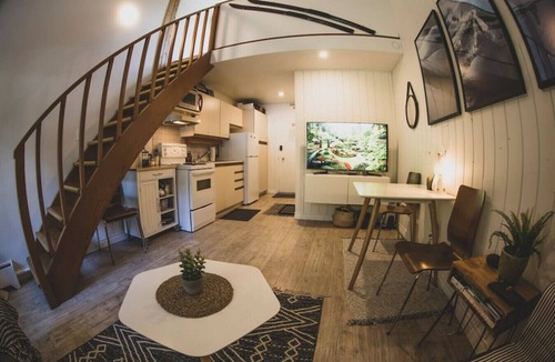 Nordic Estates Apartment | Cozy Lofted Creekside 1BR:Sleeps 4,Free Parking& Near to Restaurants,Lakes & Valley Trail!
