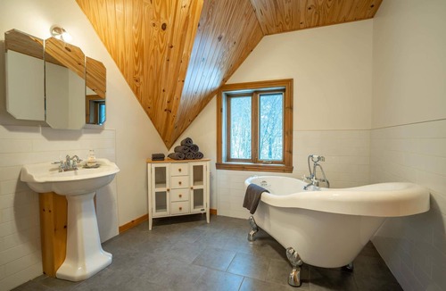 Val-des-Lacs Ski Chalet | Cozy Log Cabin in Woods with Spa