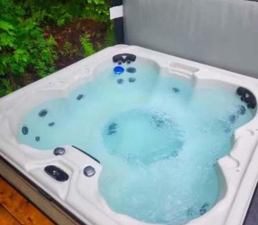 Lac Superieur Village Ski Chalet | Cozy Log Cabin with Spa - 3 min of Tremblant