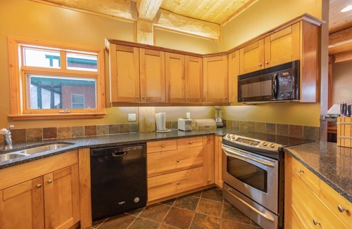 East Kootenay Ski Chalet | Cozy Log Home Hot tub Short Flat Walk to Lifts