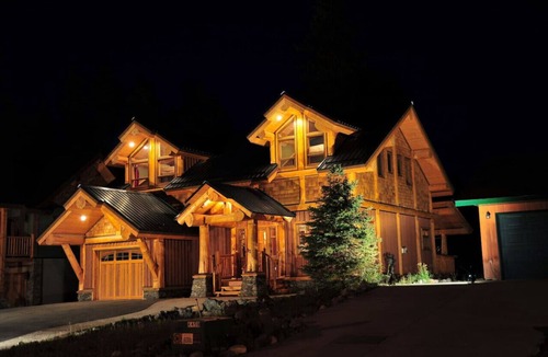 East Kootenay Ski Chalet | Cozy Log Home Hot tub Short Flat Walk to Lifts