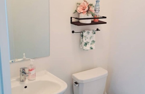 Stayner House | Cozy, minutes from Wasaga & The Blue Mountains!