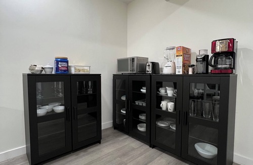 Kingsland House | Cozy & Modern 3BR Lower Unit I Private Entrance, Laundry, Fridge Microwave