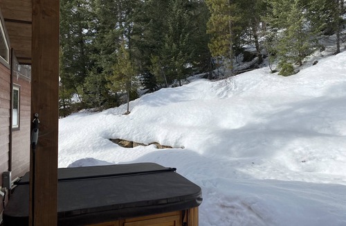East Kootenay House | Cozy, modern cabin, close to golf course and village amenities.