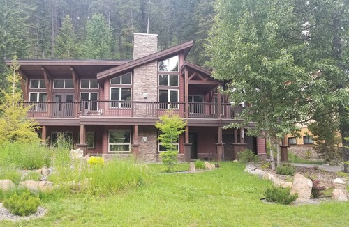 East Kootenay House | Cozy, modern cabin, close to golf course and village amenities.