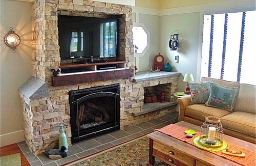 Baysville Cottage | Cozy modern Muskoka Cottage fully equipped for an easy escape to the country.