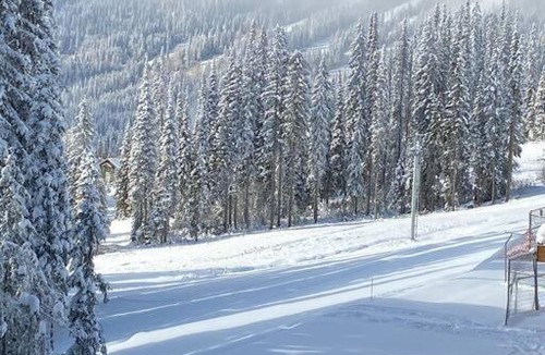 Sun Peaks House | Cozy Modern Ski-in/Ski-out, Hot Tub, Alpine Home