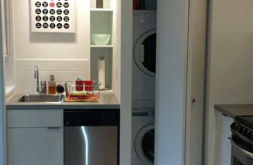 Riley Park House | Cozy Modern Suite In The Heart Of Main Street (MINIMUM 90 DAYS)