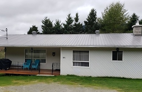 Notre-Dame-Des-Bois House | Cozy mountain cottage getaway with a beautiful night sky!