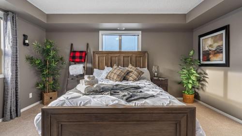 East Kootenay House | Cozy Mountain I Hot Tub & Pool I Close 2 Lake I TV