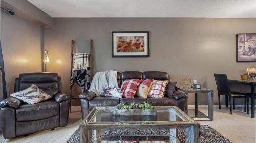 East Kootenay House | Cozy Mountain I Hot Tub & Pool I Close 2 Lake I TV