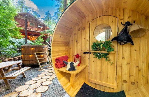 Sunshine Valley Cabin | Cozy Mountain Log Cabin w/Cedar Tub and Sauna!