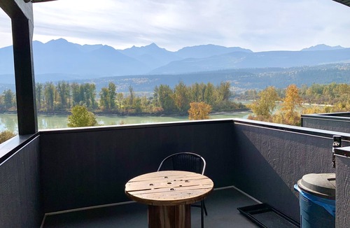 Golden Condo | Cozy Mountain View Getaway - Surreal Mountain and River View