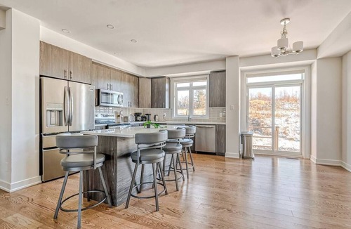 Chapel Hill South House | Cozy New Townhome Enclave. 18 minutes from Ottawa Downtown.