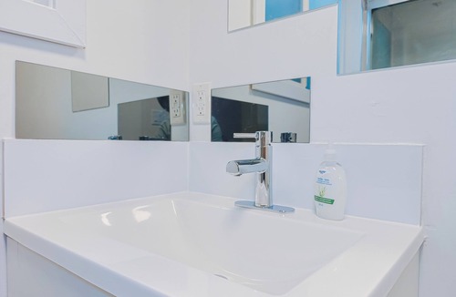 Marpole House | Cozy Newly Renovated 2 BDR 1 Bath Suite @ Oak Park