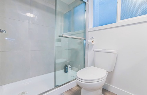 Marpole House | Cozy Newly Renovated 2 BDR 1 Bath Suite @ Oak Park