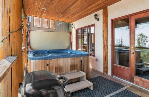 Snow Pine Estates Apartment | Cozy Nook-Rustic w/Private Hot Tub and Nice View