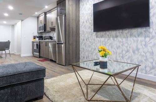 Calgary House | Cozy NW Calgary Suite—Private, Modern, Family & Pet Friendly