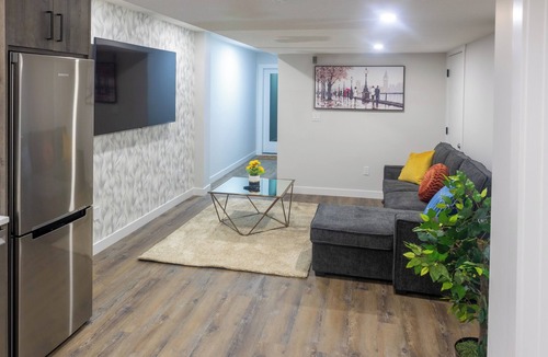 Calgary House | Cozy NW Calgary Suite—Private, Modern, Family & Pet Friendly