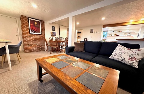 Fernwood Apartment | Cozy One Bedroom Suite in Fernwood