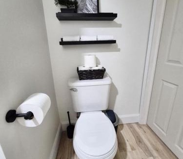 Riverview Apartment | Cozy Private Bachelor Unit King Size bed