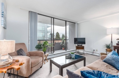 Central Lonsdale Apartment | Cozy, Private Corporate Suite on the Park