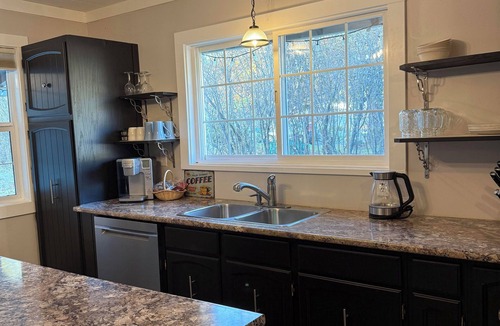Castlegar Cottage | Cozy, private cottage, within city limits of Castelgar