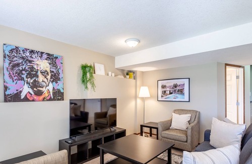 Airdrie House | Cozy Private Suite w/Waterfront Views Sleeps 4