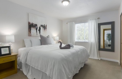 Surrey House | COZY, QUAINT 3 BED CLOSE TO SHOPS & USA