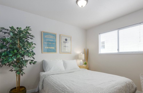 Surrey House | COZY, QUAINT 3 BED CLOSE TO SHOPS & USA