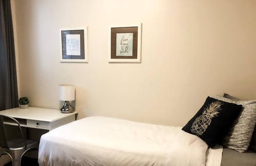 Surrey House | COZY, QUAINT 3 BED CLOSE TO SHOPS & USA