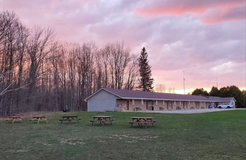 Wiarton Apartment | Cozy Queen Suite 01 Peninsula Motel, Minutes from Wiarton Waterfront