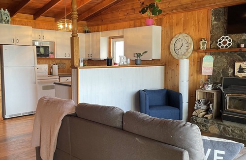 Central Alberta Cabin | Cozy Quiet Year-Round Cottage on the Lake w/Hot Tub