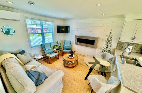 Terra Nova Apartment | Cozy, Relaxing, Center City Retreat with Private Rooftop Deck!