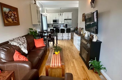 Regional District of Nanaimo House | Cozy, Relaxing Family-Sized House/near the ferry, parks, shopping & downtown!