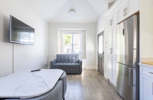 Riley Park House | Cozy & Relaxing Haven ~ Queen. Bed ~ Kitchen ~ Pkg!