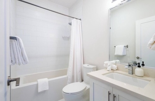 Riley Park House | Cozy & Relaxing Haven ~ Queen. Bed ~ Kitchen ~ Pkg!