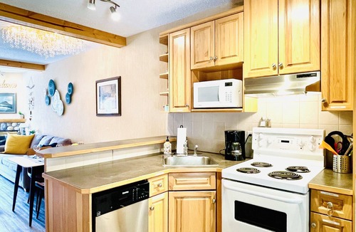 Harvie Heights House | Cozy renovated 2BR 2BA TownHouse with Mountain View