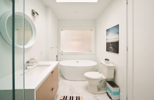 Downsview House | Cozy Retreat Bright House