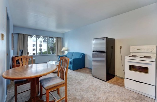 Inner Harbour Apartment | Cozy Retreat Downtown Vic.