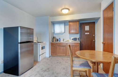 Inner Harbour Apartment | Cozy Retreat Downtown Vic.