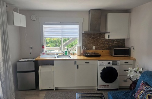Mission House | Cozy Retreat: Private1-bedroom Suite on the highway in Mission