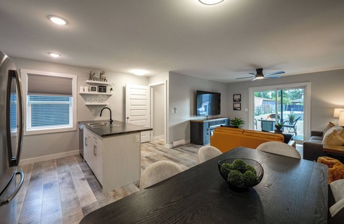 Salmon Arm House | Cozy Shuswap Lake getaway, family sized suite, 5 minutes to downtown Salmon Arm!