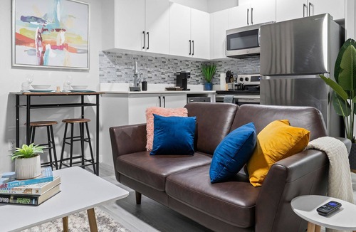 Northwest Edmonton House | Cozy | Sleeps 10 | AC | FirePlace | Near West Edmonton Mall |King Bed