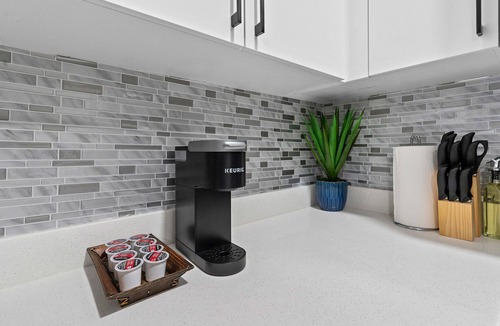 Northwest Edmonton House | Cozy | Sleeps 10 | AC | FirePlace | Near West Edmonton Mall |King Bed