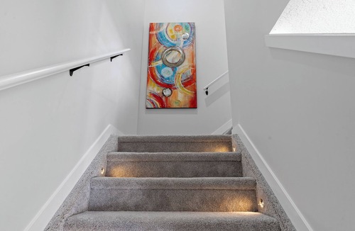 Northwest Edmonton House | Cozy | Sleeps 10 | AC | FirePlace | Near West Edmonton Mall |King Bed