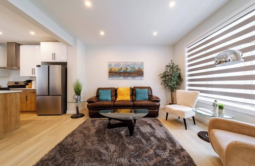 West Edmonton House | Cozy Spacious 3 bedroom Retreat ~ FREE parking 2.5 bath