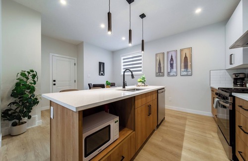 West Edmonton House | Cozy Spacious 3 bedroom Retreat ~ FREE parking 2.5 bath