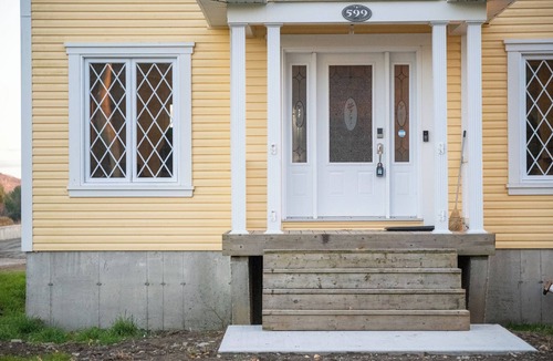 Bromont House | Cozy, spacious farmhouse with a stunning view, 15 mins away from Mont Bromont